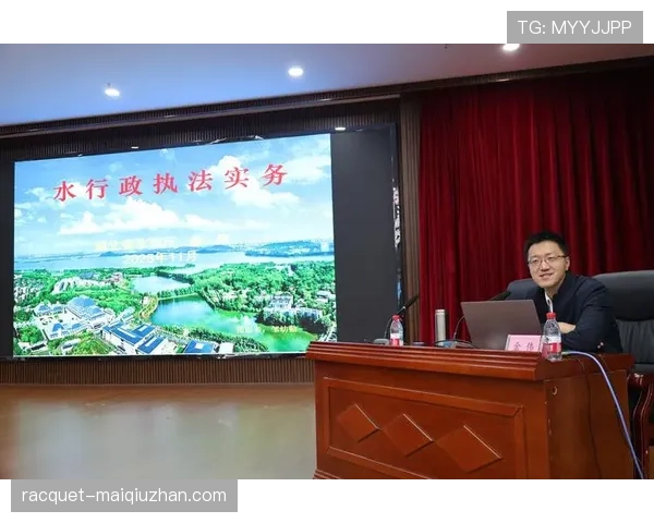 足球规则中危险动作的判罚标准与裁判执法要点解析 足球规则中危险动作的判罚标准与裁判执法要点解析
